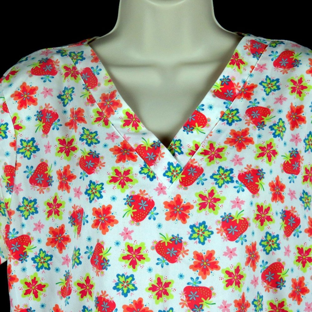 Landau Nursery Scrub Top Size Large Off White Strawberries Flowers 4 Pockets